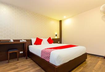 OYO 930 Thang Long Hotel allows 18 year olds to book a room