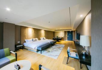 Holiday Inn Hangzhou Chaoshan, an IHG Hotel allows 18 year olds to book a room