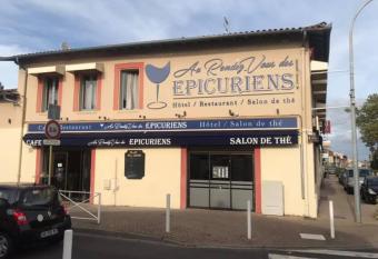 Au Rendez Vous Des   picuriens allows 18 year olds to book a room