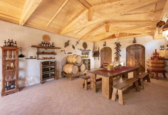 La Cantina dello Sgatto has Balcony rooms