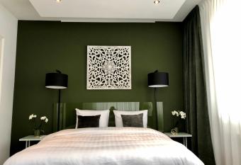 Pension Montmaertre allows 18 year olds to book a room