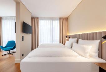 NH M  nchen Unterhaching allows 18 year olds to book a room