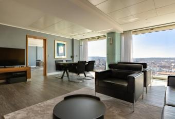 Radisson Blu Hotel Erfurt has rooms with a private hot tub