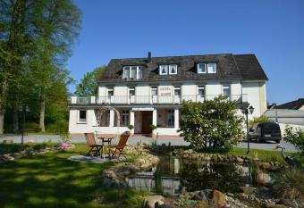 Arnimsruh Hotel garni allows 18 year olds to book a room