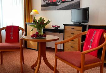 MUSTANG INN am Gro  en Garten allows 18 year olds to book a room