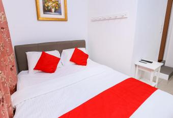 OYO 89772 Roselyn Inn allows 18 year olds to book a room