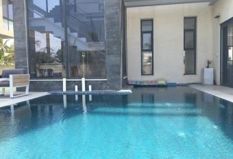 Villa luxe bord de mer avec piscine 10 pers has Balcony rooms