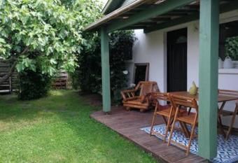 JOLI APPARTEMENT AVEC JARDIN has Balcony rooms