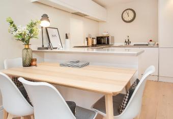 Compton Lodge Luxury apartment-Free Parking allows 18 year olds to book a room