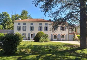 Chez Celine et Philippe chambre Marie dans propri  t   de charme avec piscine has Balcony rooms