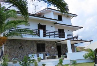 5 bedrooms house at Brancaleone Marina 200 m away from the beach with sea view jacuzzi and enclosed garden has Balcony rooms