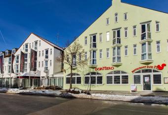 DORMERO Hotel M  nchen-Kirchheim Messe allows 18 year olds to book a room