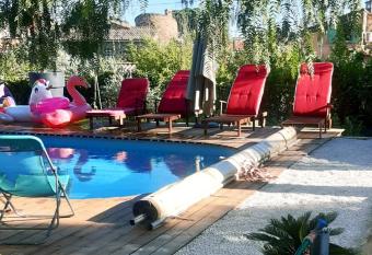 Escapade en Provence, bord de mer    10 minutes allows 18 year olds to book a room