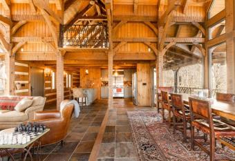 Brevard Luxury Cabin has Balcony rooms