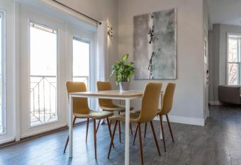 The Double Play, Wrigley Field Flats -Cubs!- Located Right next to Wrigley and Transit - allows 18 year olds to book a room