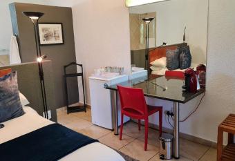 St Michelle Guest Lodge & Hydro Retreat allows 18 year olds to book a room