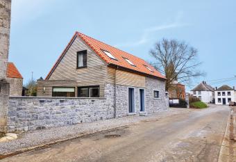 La petite maison dans la cour has Balcony rooms