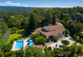 H  tes Antic Provence allows 18 year olds to book a room