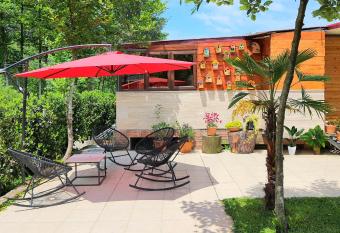 House & Yard Sesil L has Balcony rooms