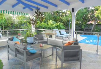 VILLA LE BORD BLEU has rooms with a private hot tub