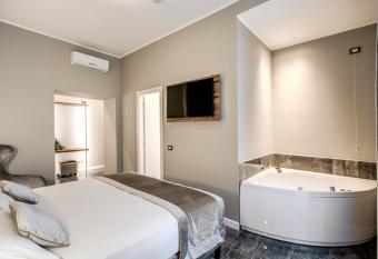 Apollo Boutique Hotel has rooms with a private hot tub