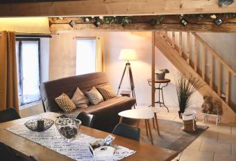 La cabane du chasseur has Balcony rooms