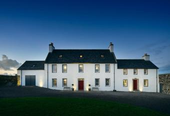 Monkstadt 1745 Luxury Lodge allows 18 year olds to book a room