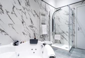 Casa Del Profumo has rooms with a private hot tub