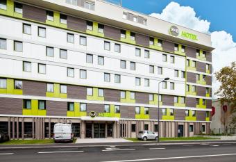 B&B HOTEL Paris Meudon V  lizy allows 18 year olds to book a room