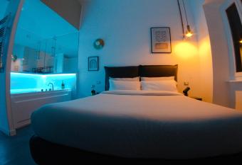 MyTinyHome Fastime has rooms with a private hot tub