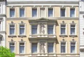 Hotel Lumen am Hauptbahnhof allows 18 year olds to book a room