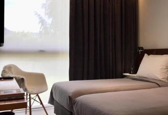 CASA CHICA allows 18 year olds to book a room