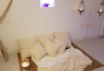 villa baln  o vieil antibes has rooms with a private hot tub