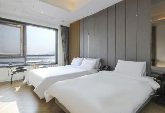 The Brain Hotel has rooms with a private hot tub