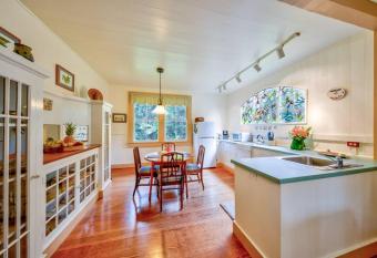 Tutu s Place a Volcano Village Cottage allows 18 year olds to book a room