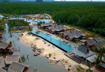 Venice Krabi Villa Resort has rooms with a private hot tub