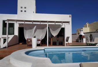 Aloha Surf House has Balcony rooms