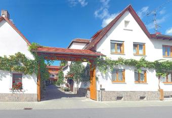 Hotel Bett & Fr  hst  ck allows 18 year olds to book a room