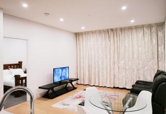 Gordon Modern 1 bed room apartment-free parking has rooms with a private hot tub