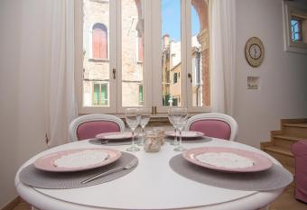 Grimaldi Apartments Ca Del Moro allows 18 year olds to book a room