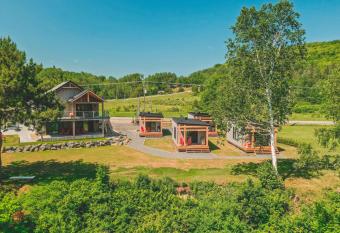 Le 2800 du Parc has Balcony rooms