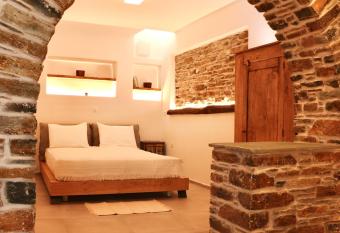 Kounelia Luxury Apartments has Balcony rooms