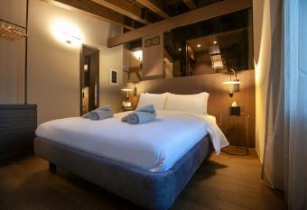 Athens 1890 Hotel & Spa has rooms with a private hot tub