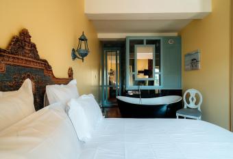 Mes    Moi in Pezenas allows 18 year olds to book a room