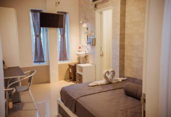 Simple Kuta Bedroom allows 18 year olds to book a room