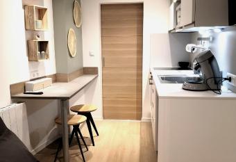 Le cabanon allows 18 year olds to book a room