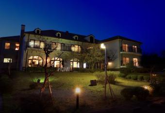 Reposer makino allows 18 year olds to book a room