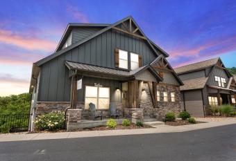 White Tail Summit home has rooms with a private hot tub