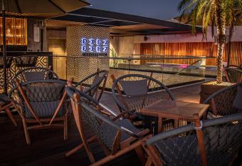 Diez Diez Collection has rooms with a private hot tub