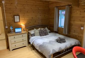 Southernwood - Garden Lodge 3 allows 18 year olds to book a room